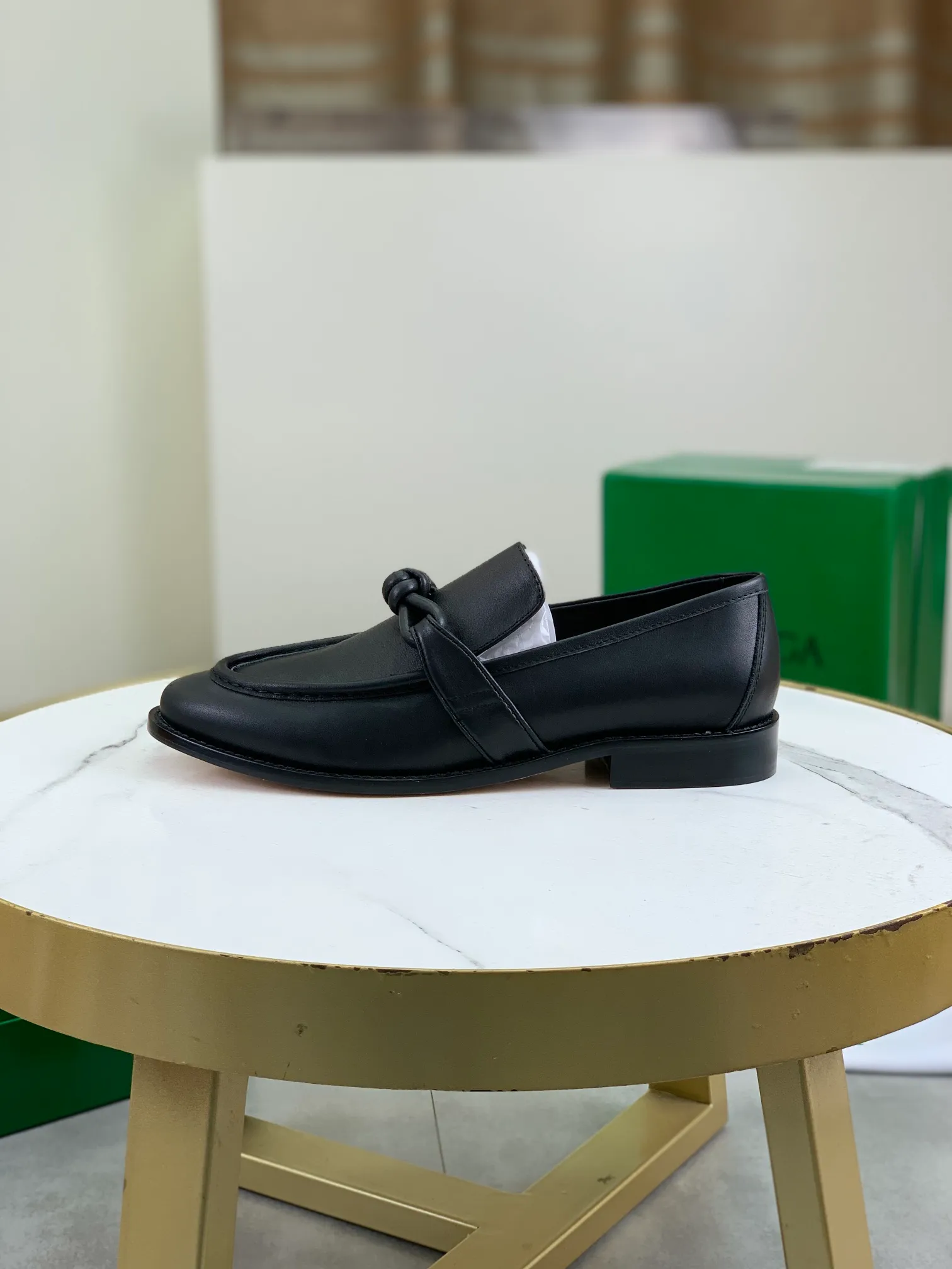Men's shoes 💰P820 [New model] (genuine leather outsole) water-dyed cow lining 💰High-quality business couple leather shoes 💎💎💎 BOTTEGA VENETA official website synchronizes the latest top version of BV in the market, accept material comparison, shoe type comparison, process comparison, practical and textured, versatile and suitable for any occasion, the more you look at it, the more flavorful it becomes. Purely hand-knitted craftsmanship - Upper material, calfskin imported from Italy 🇮🇹 - High-quality water-dyed cowhide lining - Original private model customized leather outsole -Size: Female 35-39 (40 ordered) Male 39-44 (38 45 can be customized) Color: Multiple colors available